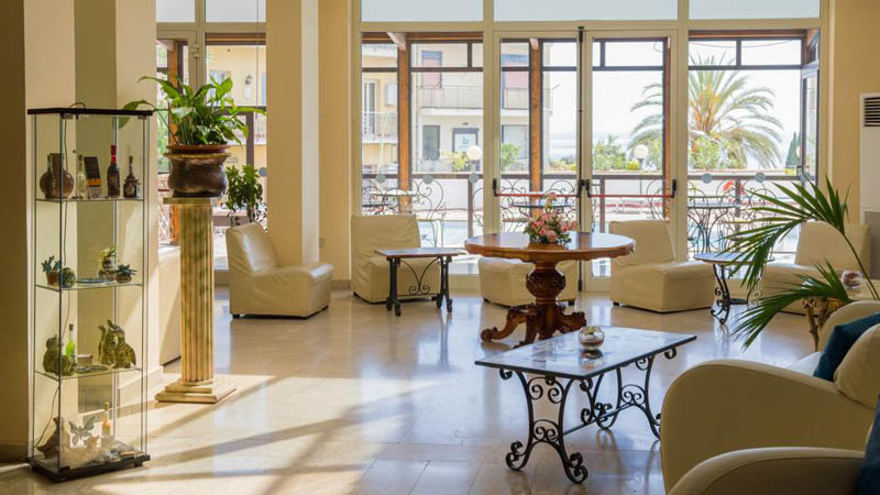 Loungeomrde p Hotel Villa Esperia, Sicilien